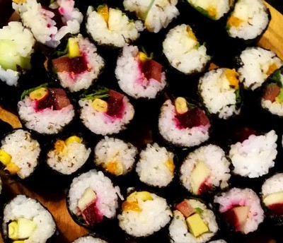 mélange de makis vegan aux legumes et aux fruits