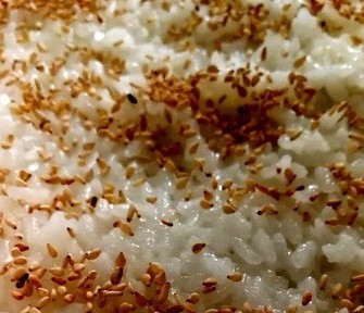 du riz recouvert de graines de sesame