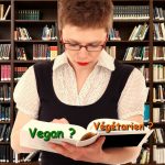 femme cherchant la définition de vegan et végétarien dans un dictionnaire