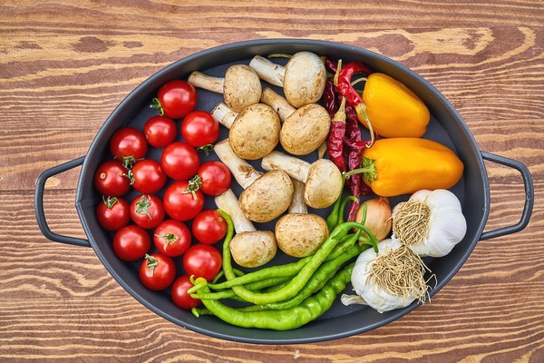 alimentation végétale tomates champignons dans une cassolette