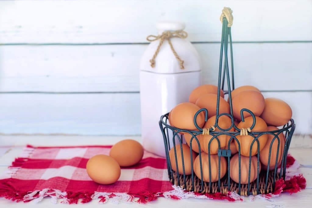 œufs de poule dans un panier