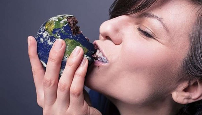 femme qui mange une planète en chocolat